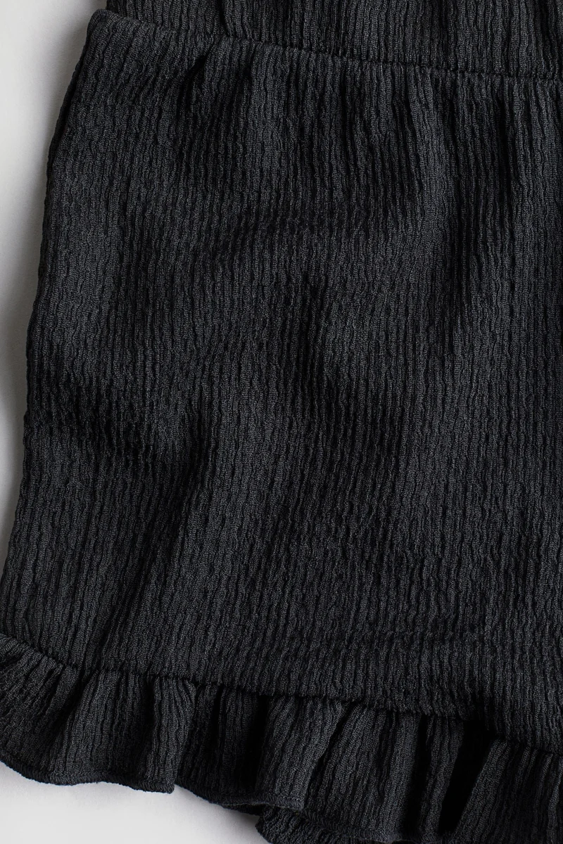 اتش اند ام شورت بتصميم سهل الارتداء